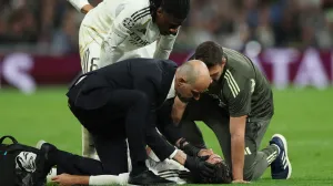 Soccer Football - UEFA Champions League - Play Off - Second Leg - Real Madrid v Benfica - Santiago Bernabeu, Madrid, Spain - February 25, 2026 Real Madrid's Raul Asencio receives medical attention after sustaining an injury as Real Madrid's Eduardo Camavinga looks on REUTERS/Violeta Santos Moura/Foto: Violeta Santos Moura