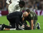 Soccer Football - UEFA Champions League - Play Off - Second Leg - Real Madrid v Benfica - Santiago Bernabeu, Madrid, Spain - February 25, 2026 Real Madrid's Raul Asencio receives medical attention after sustaining an injury as Real Madrid's Eduardo Camavinga looks on REUTERS/Violeta Santos Moura/Foto: Violeta Santos Moura