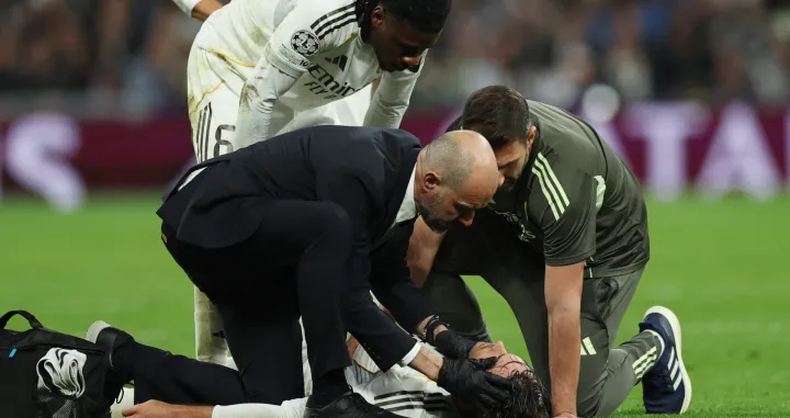 Soccer Football - UEFA Champions League - Play Off - Second Leg - Real Madrid v Benfica - Santiago Bernabeu, Madrid, Spain - February 25, 2026 Real Madrid's Raul Asencio receives medical attention after sustaining an injury as Real Madrid's Eduardo Camavinga looks on REUTERS/Violeta Santos Moura/Foto: Violeta Santos Moura