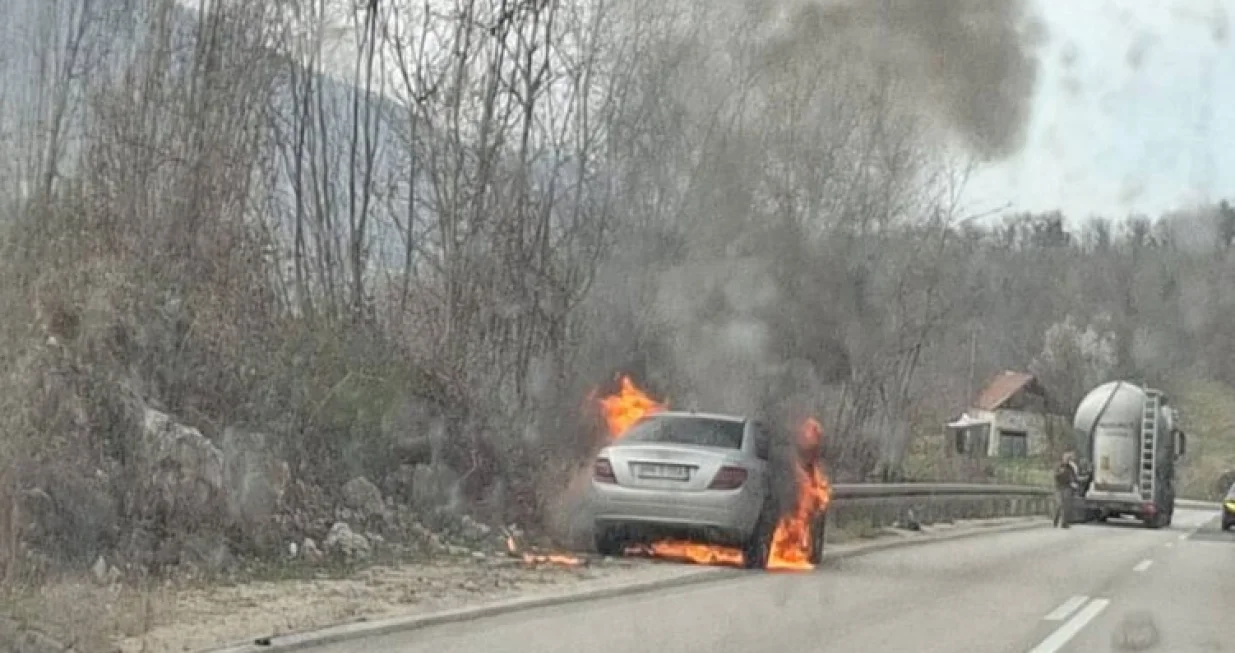 Zapailo se vozilo/Dru&scaron;tvene mreže//
