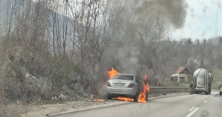 Zapailo se vozilo/Dru&scaron;tvene mreže//