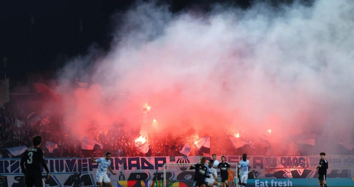Soccer Football - UEFA Conference League - Round of 16 - First Leg - Rijeka v RC Strasbourg - Stadion HNK Rijeka, Rijeka, Croatia - March 12, 2026 Rijeka fans with flares in the stands during the match REUTERS/Antonio Bronic/Foto: Antonio Bronic