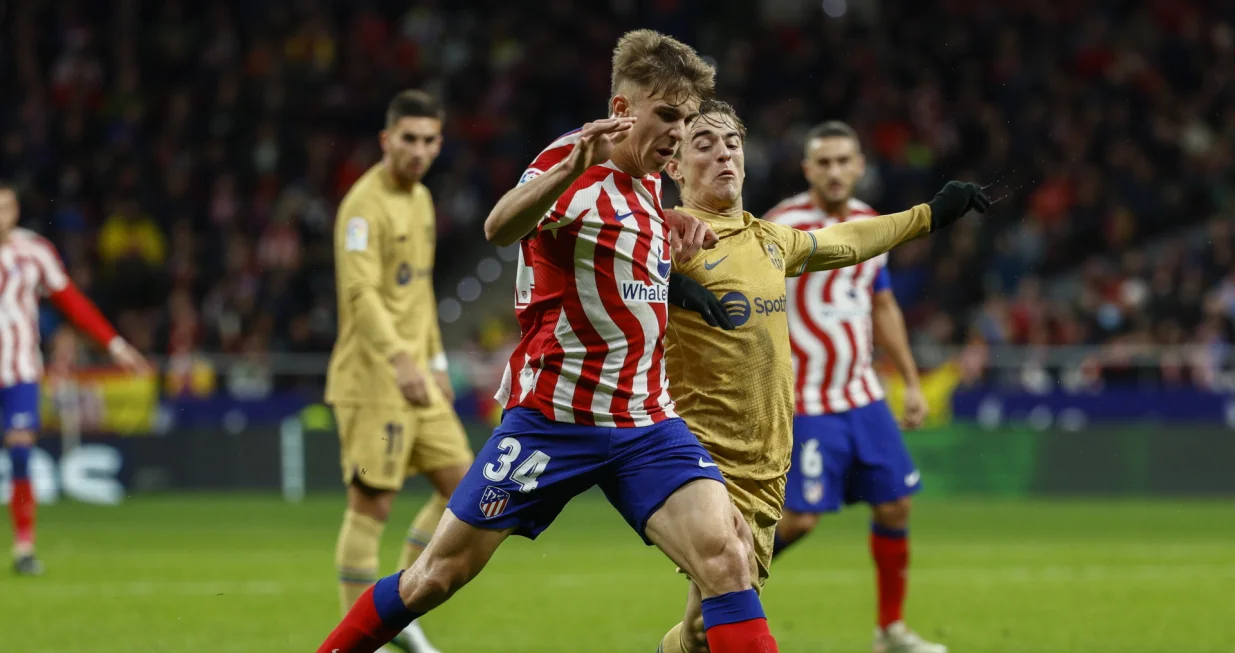 epa10396362 Atletico's midfielder Pablo Barrios (L) vies for the ball against FC Barcelona's midfielder Gavi (R) during the Spanish LaLiga soccer match between Atletico de Madrid and FC Barcelona at Civitas Metropolitano stadium in Madrid, Spain, 08 January 2023. EPA/Rodrigo Jimenez/Foto: Rodrigo Jimenez