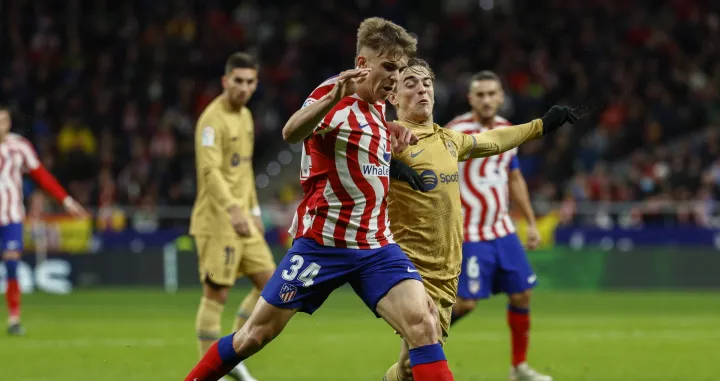 epa10396362 Atletico's midfielder Pablo Barrios (L) vies for the ball against FC Barcelona's midfielder Gavi (R) during the Spanish LaLiga soccer match between Atletico de Madrid and FC Barcelona at Civitas Metropolitano stadium in Madrid, Spain, 08 January 2023. EPA/Rodrigo Jimenez/Foto: Rodrigo Jimenez