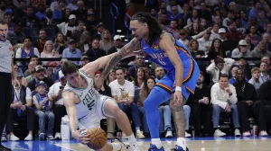 Mar 12, 2026; Oklahoma City, Oklahoma, USA; Boston Celtics center Luka Garza (52) and Oklahoma City Thunder forward Jaylin Williams (6) reach for a loose ball during the fourth quarter at Paycom Center. Mandatory Credit: Alonzo Adams-Imagn Images/Foto: Alonzo Adams