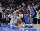 Mar 12, 2026; Oklahoma City, Oklahoma, USA; Boston Celtics center Luka Garza (52) and Oklahoma City Thunder forward Jaylin Williams (6) reach for a loose ball during the fourth quarter at Paycom Center. Mandatory Credit: Alonzo Adams-Imagn Images/Foto: Alonzo Adams