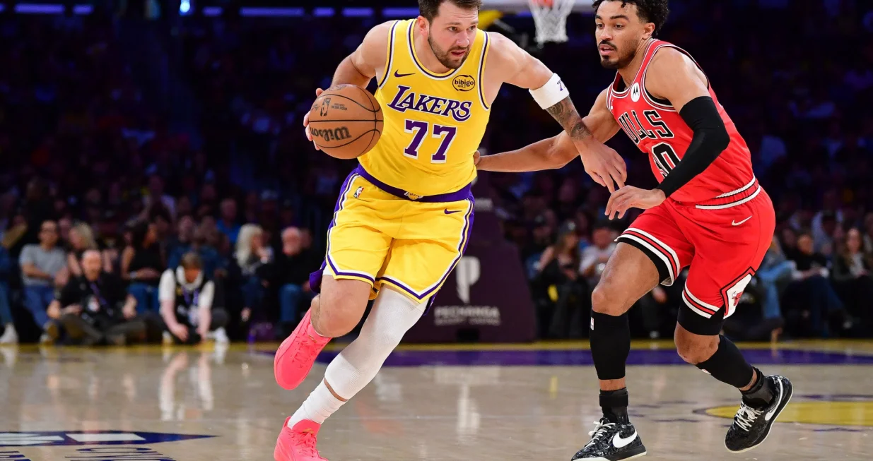 Mar 12, 2026; Los Angeles, California, USA; Los Angeles Lakers guard Luka Doncic (77) moves the ball against Chicago Bulls guard Tre Jones (30) during the first half at Crypto.com Arena. Mandatory Credit: Gary A. Vasquez-Imagn Images/Foto: Gary A. Vasquez