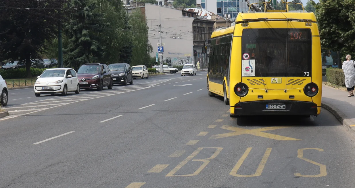 Sarajevo - postavljene nove nadzorne kamere koje automatski bilježe vozila parkirana na autobuskim trolejbuskim stajali&scaron;tima/Senad Gubelić