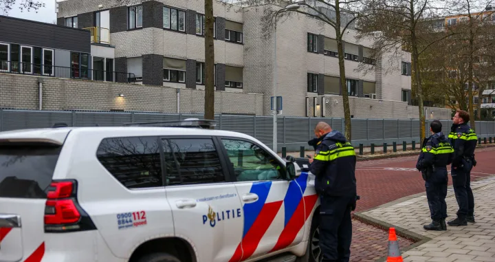 Police officers stand outside a Jewish school following an explosion that caused minor damages, in Amsterdam, Netherlands, March 14, 2026. REUTERS/Piroschka van de Wouw  TPX IMAGES OF THE DAY/Piroschka Van De Wouw