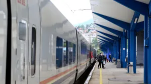 Sarajevo, Bosna i Hercegovina - 1. juni 2020:Nakon pauze od više od dva mjeseca, u sklopu mjera poduzetih zbog širenja koronavirusa, u Federaciji Bosne i Hercegovine ponovno je uspostavljen željeznički saobraćajŽeljeznice Federacije Bosne i Hercegovine od danas uspostavljaju željeznički putnički prevoz u lokalnom saobraćaju, a vozovi će voziti u skladu sa izmijenjenim redom vožnje Na Željezničku stanicu u Sarajevo u jutarnjim satima stigao je voz sa dvadesetak putnika, koji saobraća na relaciji Sarajevo - Čapljina - Sarajevo (Mustafa Öztürk - Anadolu Agency)/Mustafa Öztürk
