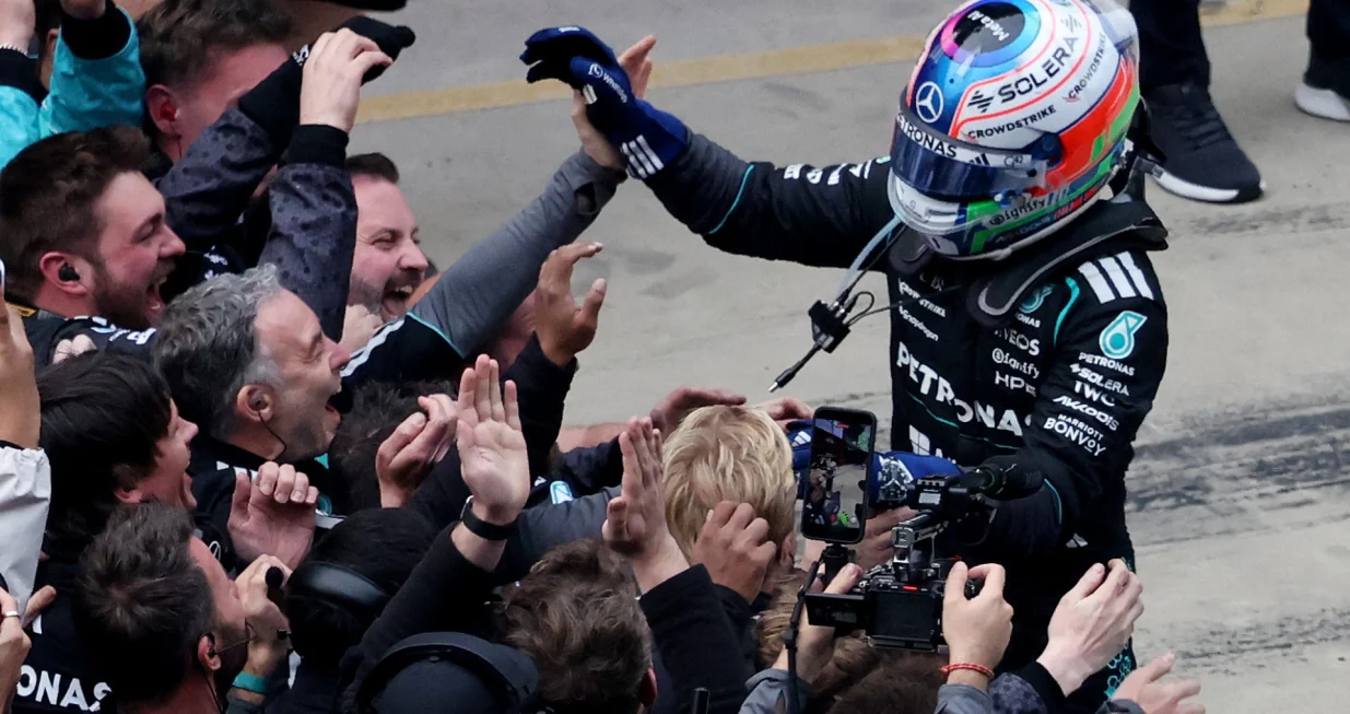 Formula One F1 - Chinese Grand Prix - Shanghai International Circuit, Shanghai, China - March 15, 2026 Mercedes' Andrea Kimi Antonelli celebrates with his team after winning the Chinese Grand Prix REUTERS/Maxim Shemetov/Foto: Maxim Shemetov