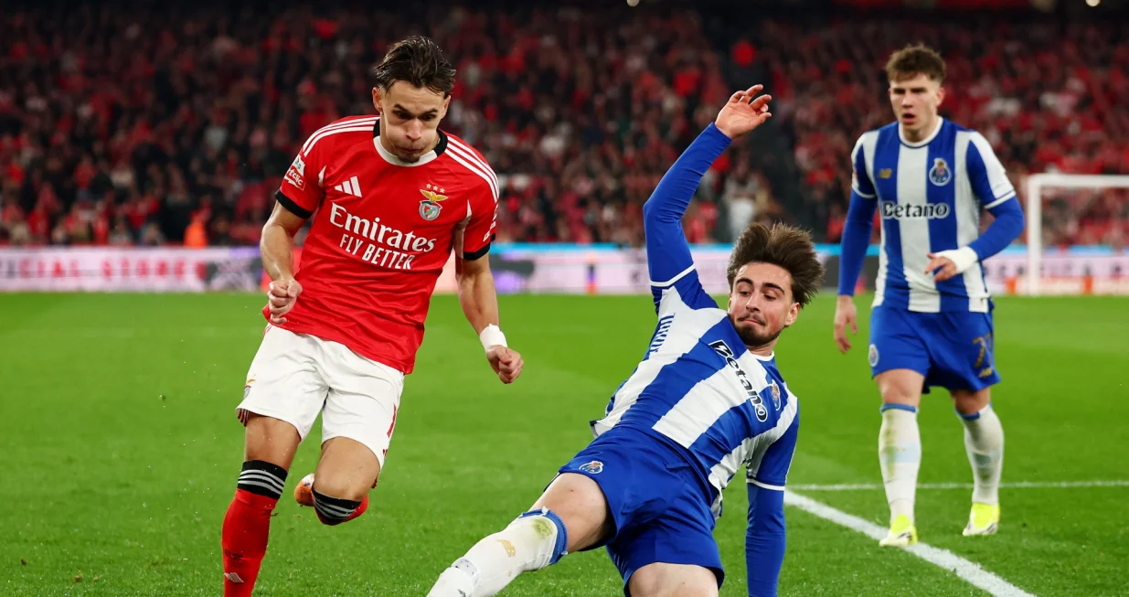 Soccer Football - Primeira Liga - Benfica v FC Porto - Estadio da Luz, Lisbon, Portugal - March 8, 2026 FC Porto's Martim Fernandes in action with Benfica's Amar Dedic REUTERS/Pedro Nunes/Foto: Pedro Nunes