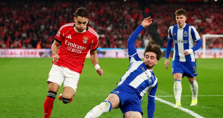 Soccer Football - Primeira Liga - Benfica v FC Porto - Estadio da Luz, Lisbon, Portugal - March 8, 2026 FC Porto's Martim Fernandes in action with Benfica's Amar Dedic REUTERS/Pedro Nunes/Foto: Pedro Nunes