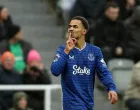 Soccer Football - Premier League - Newcastle United v Everton - St James' Park, Newcastle, Britain - February 28, 2026 Everton's Iliman Ndiaye celebrates Thierno Barry scoring their third goal REUTERS/Scott Heppell EDITORIAL USE ONLY. NO USE WITH UNAUTHORIZED AUDIO, VIDEO, DATA, FIXTURE LISTS, CLUB/LEAGUE LOGOS OR 'LIVE' SERVICES. ONLINE IN-MATCH USE LIMITED TO 120 IMAGES, NO VIDEO EMULATION. NO USE IN BETTING, GAMES OR SINGLE CLUB/LEAGUE/PLAYER PUBLICATIONS. PLEASE CONTACT YOUR ACCOUNT REPRESENTATIVE FOR FURTHER DETAILS../Foto: Scott Heppell