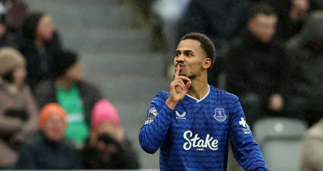 Soccer Football - Premier League - Newcastle United v Everton - St James' Park, Newcastle, Britain - February 28, 2026 Everton's Iliman Ndiaye celebrates Thierno Barry scoring their third goal REUTERS/Scott Heppell EDITORIAL USE ONLY. NO USE WITH UNAUTHORIZED AUDIO, VIDEO, DATA, FIXTURE LISTS, CLUB/LEAGUE LOGOS OR 'LIVE' SERVICES. ONLINE IN-MATCH USE LIMITED TO 120 IMAGES, NO VIDEO EMULATION. NO USE IN BETTING, GAMES OR SINGLE CLUB/LEAGUE/PLAYER PUBLICATIONS. PLEASE CONTACT YOUR ACCOUNT REPRESENTATIVE FOR FURTHER DETAILS../Foto: Scott Heppell