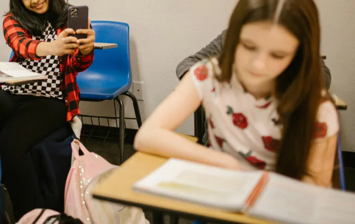 mobiteli u &scaron;koli, snimanje djece/Pexels