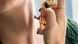 Nanošenje parfema//