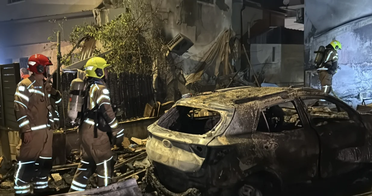 NAHARIYA, IZRAEL - 16. MART: Vatrogasci rade na mjestu gdje su rakete koje je ispalio Hezbollah pogodile nekoliko lokacija u Nahariji, sjevernoj izraelskoj regiji Galileja. Zgrade i vozila su o&scaron;tećeni. (Samir Abdalhade - Anadolu Agency)/