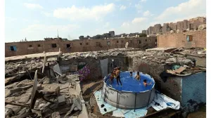 U El-Duweiqi djeca se &scaron;tite od vrućine igrajući se u malom bazenu među kućama, gdje voda postaje privremeno utoči&scaron;te /Mohamed Shokry/