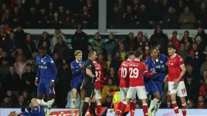 Soccer Football - FA Cup - Fifth Round - Wrexham v Chelsea - SToK Racecourse, Wrexham, Britain - March 7, 2026 Chelsea's Marc Cucurella reacts after sustaining an injury as Wrexham's Kieffer Moore and Wrexham's Ryan Barnett clash with Chelsea's Tosin Adarabioyo and Chelsea's Joao Pedro REUTERS/Phil Noble/Foto: Phil Noble