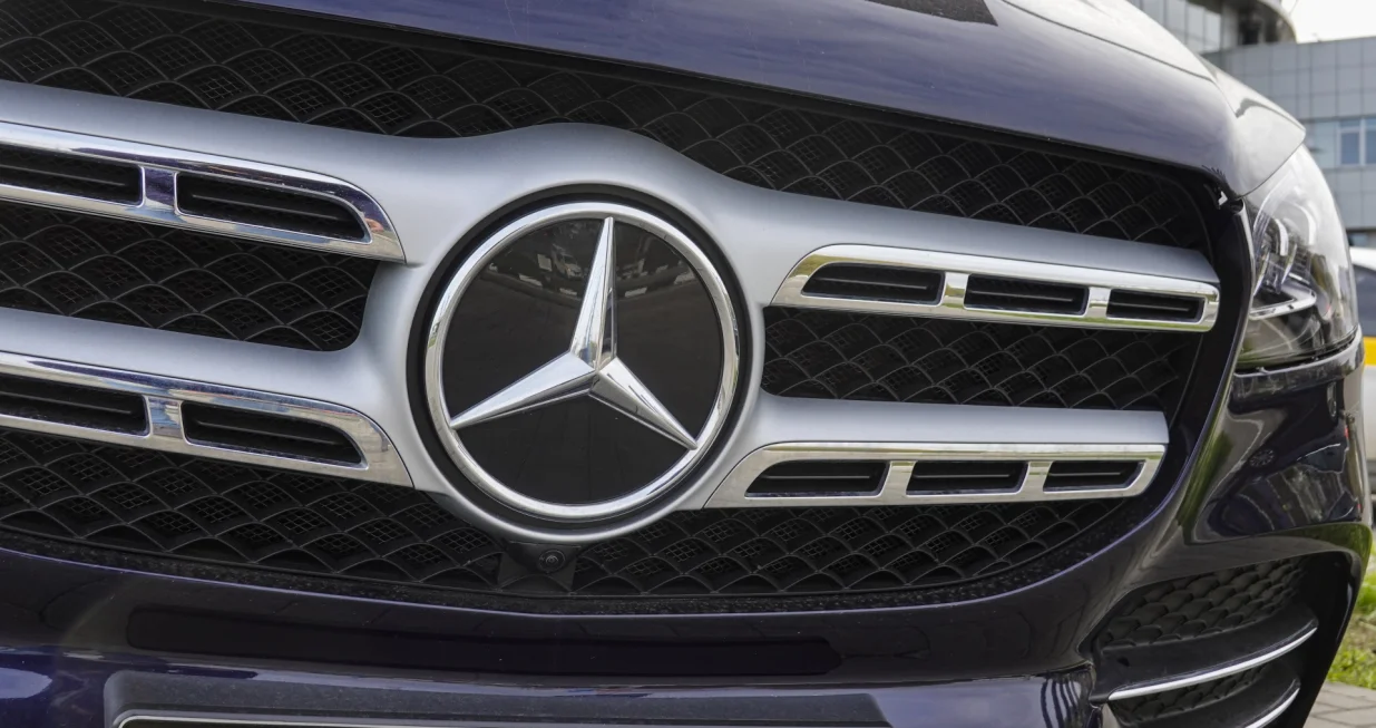 epa10266732 The logo of Mercedes-Benz at car dealer Autodom autosalon in Moscow, Russia, 26 October 2022. Mercedes sold its plant in the Moscow region and property to his dealer of the Avtodom Group. The car producer estimated its assets in the Russian Federation at two billion Euro. Deliveries of cars selling above 50,000 euro from the EU and all cars from the United States to Russia are prohibited by sanctions in March 2022. Mercedes has become the third manufacturer in the passenger car industry to leave the Russian market. Prior to that, Renault and Nissan had sold their assets and left it. EPA/YURI KOCHETKOV EPA-EFE/YURI KOCHETKOV/Yuri Kochetkov