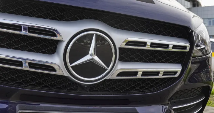 epa10266732 The logo of Mercedes-Benz at car dealer Autodom autosalon in Moscow, Russia, 26 October 2022. Mercedes sold its plant in the Moscow region and property to his dealer of the Avtodom Group. The car producer estimated its assets in the Russian Federation at two billion Euro. Deliveries of cars selling above 50,000 euro from the EU and all cars from the United States to Russia are prohibited by sanctions in March 2022. Mercedes has become the third manufacturer in the passenger car industry to leave the Russian market. Prior to that, Renault and Nissan had sold their assets and left it. EPA/YURI KOCHETKOV EPA-EFE/YURI KOCHETKOV/Yuri Kochetkov