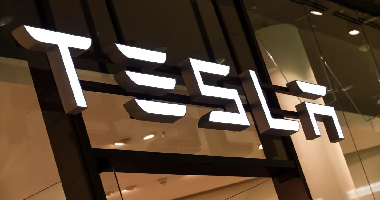 epa08175865 (FILE) - A Tesla logo is seen in a showroom in Berlin, Germany, 13 November 2019 (reissued 29 January 2020). Tesla is to publish their 4th quarter 2019 results on 29 January 2020. EPA/FELIPE TRUEBA *** Local Caption *** 55628218/Felipe Trueba