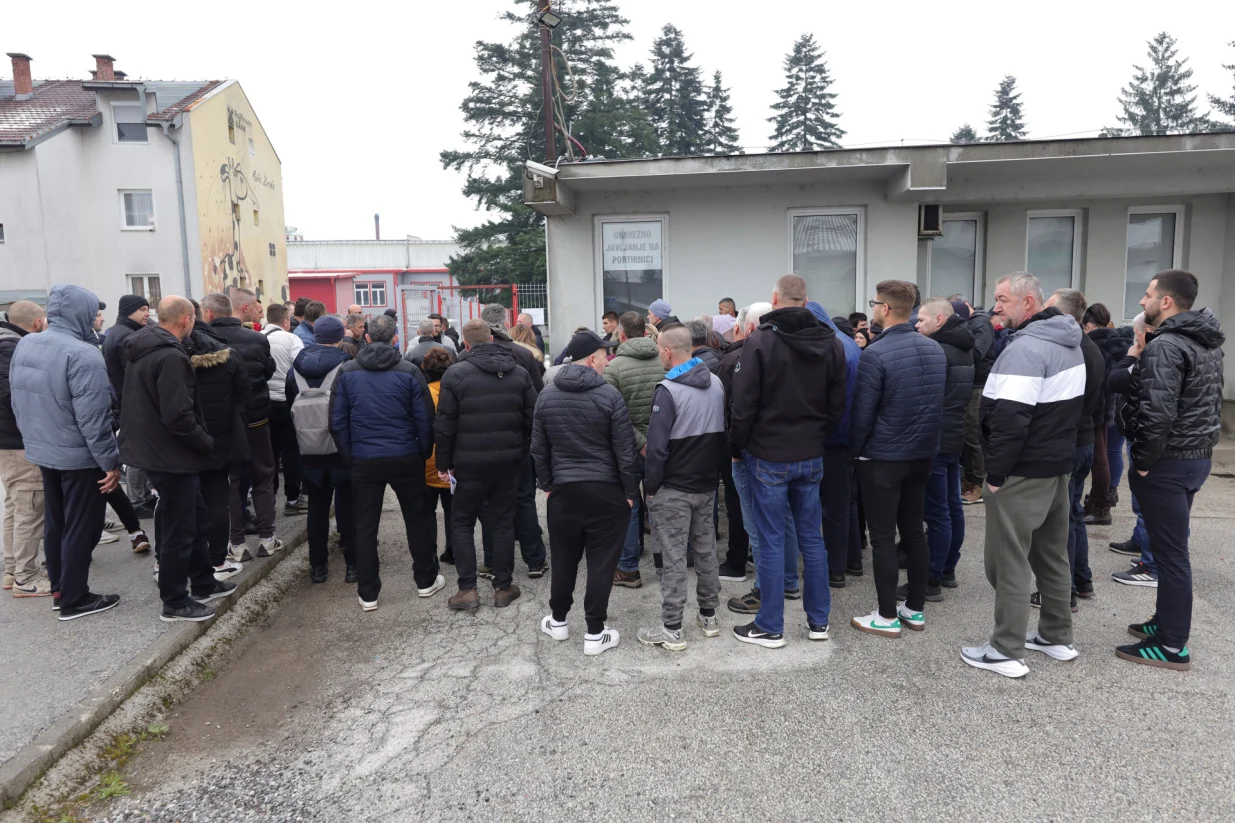 Protesti ispred tvornice namje&scaron;taja standard/Senad Gubelić