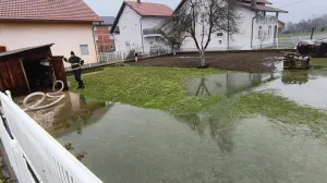 Vatrogasci ispumpavali vodu iz poplavljenih objekata/PVJ Srebrenik/Pvj Srebrenik 