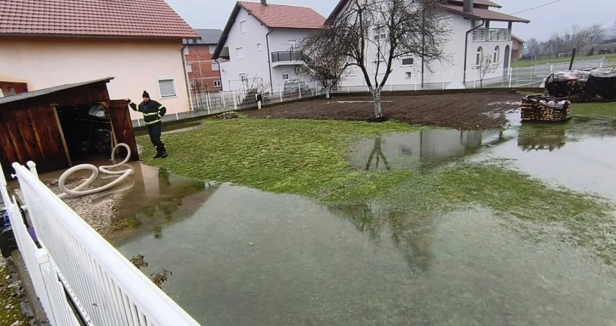 Vatrogasci ispumpavali vodu iz poplavljenih objekata/PVJ Srebrenik/Pvj Srebrenik 