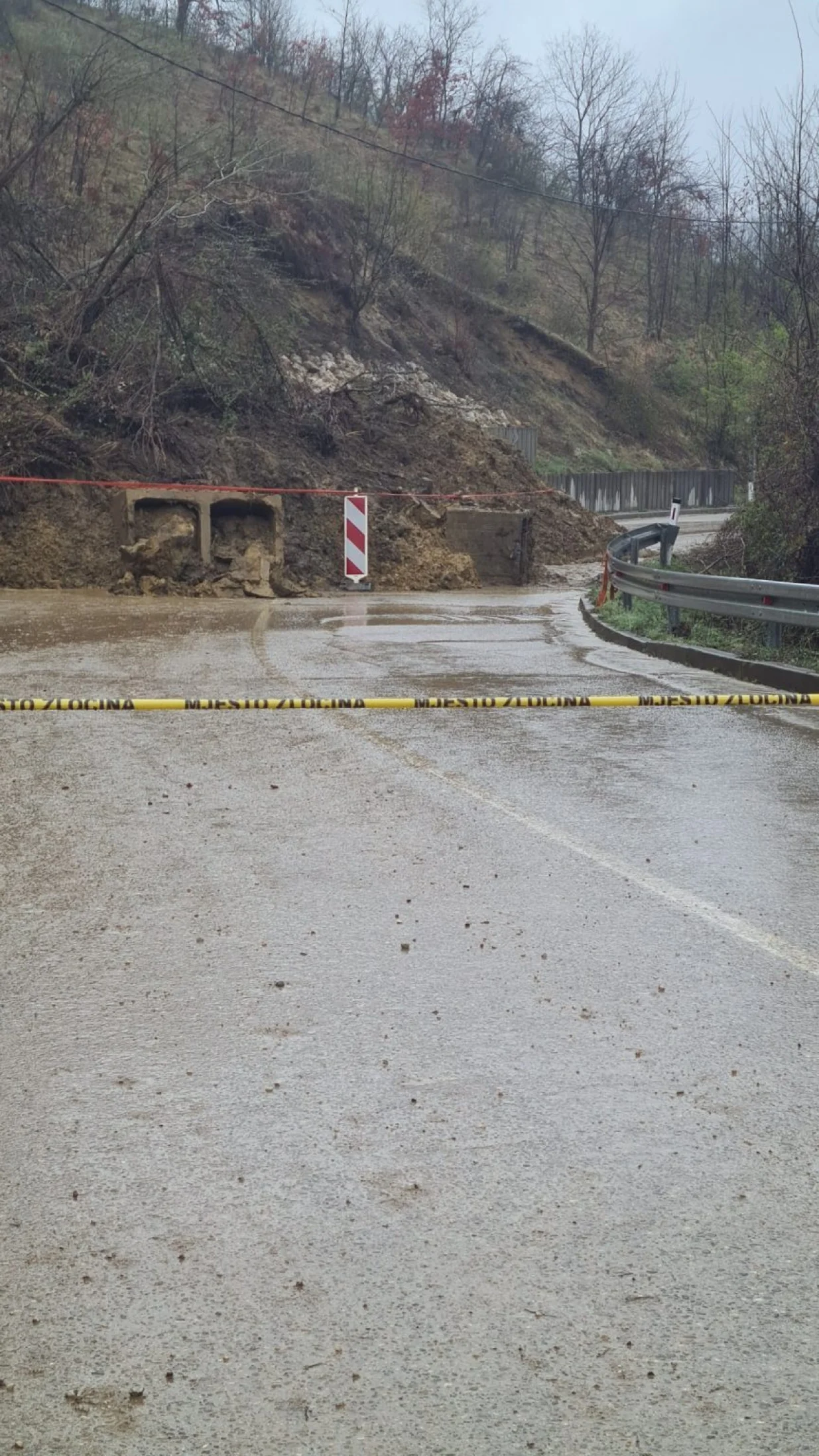 Regionalni put Sapna &ndash; Teočak u potpunosti je zatvoren za saobraćaj zbog klizi&scaron;ta koje se aktiviralo na dionici između Sapne i Godu&scaron;a/RTV Glas Drine/