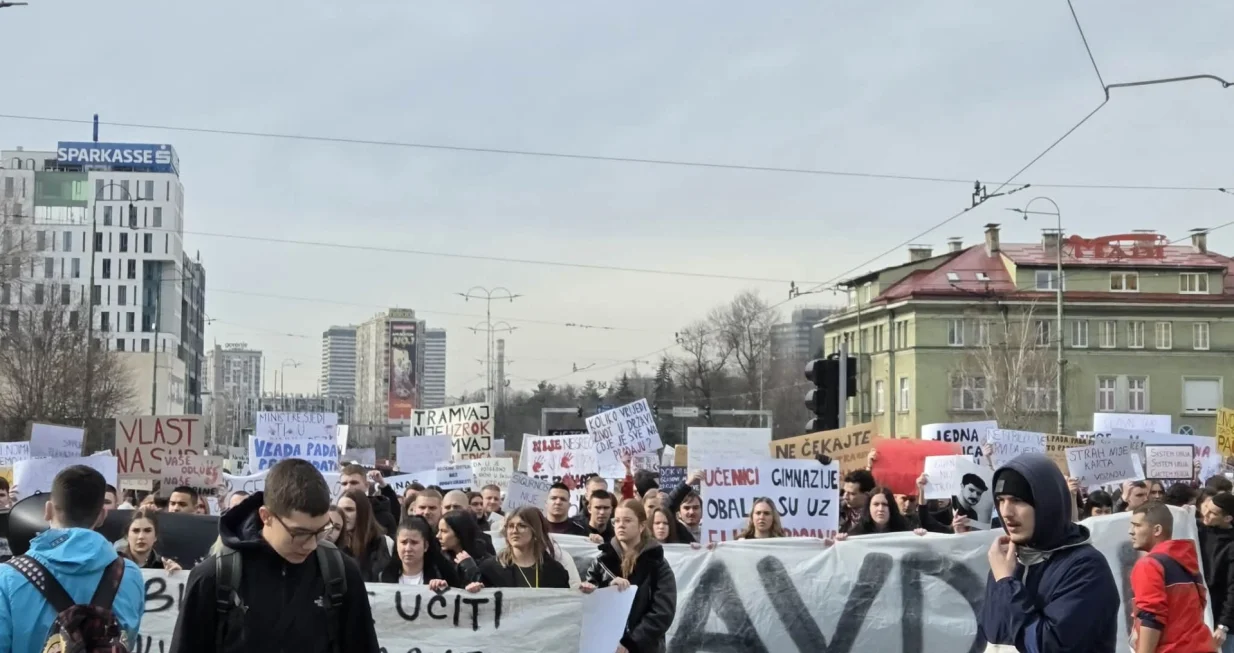 Brojne poruke na protestima/Nedim Fetahović