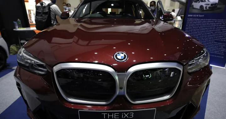 epa10183362 Visitors look at a BMW iX3 SUV electric car on display at the EV Station on the first day of Electric Vehicle and iEVTech 2022, inside the Queen Sirikit National Convention Center in Bangkok, Thailand, 14 September 2022. Electric Vehicle Asia 2022 and iEVTech 2022 is an international conference and exhibition on electric vehicle technologies focused on renewable energy, environment and energy efficiency, and runs through 16 September 2022. EPA/NARONG SANGNAK/Narong Sangnak