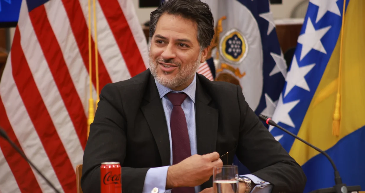 Joshua Volz, američki izaslanik/