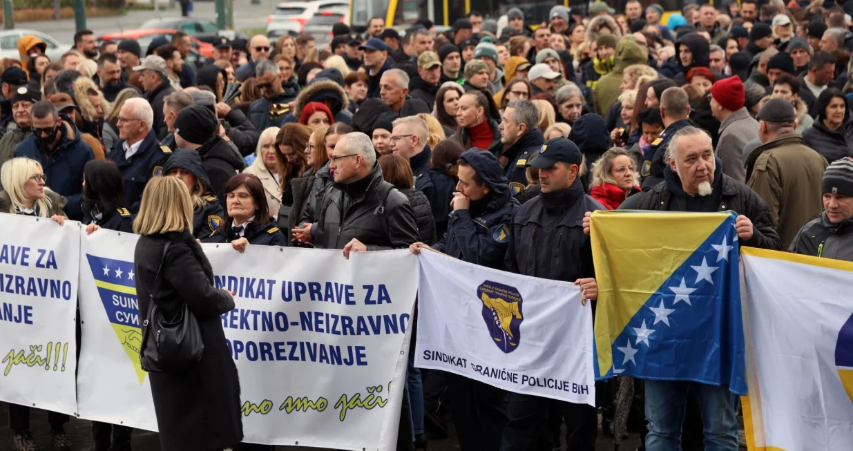 Protest državni službenici sindikati/Fena
