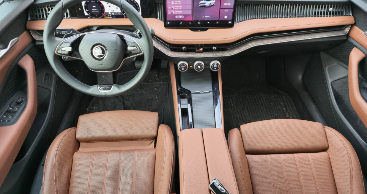  U četvrtoj generaciji Superb na domaće trži&scaron;te dolazi poprilično relaksiran, jer nema nikog od njegove dugogodi&scaron;nje konkurencije da mu parira. Direktni konkurenti mogu se tražiti tek u premijum klasi, kojima Superb želi i može da parira u najbogatije opremljenom izdanju sa bogatom opremom Laurin & Klement...&nbsp; sdgsgddgsdgs/