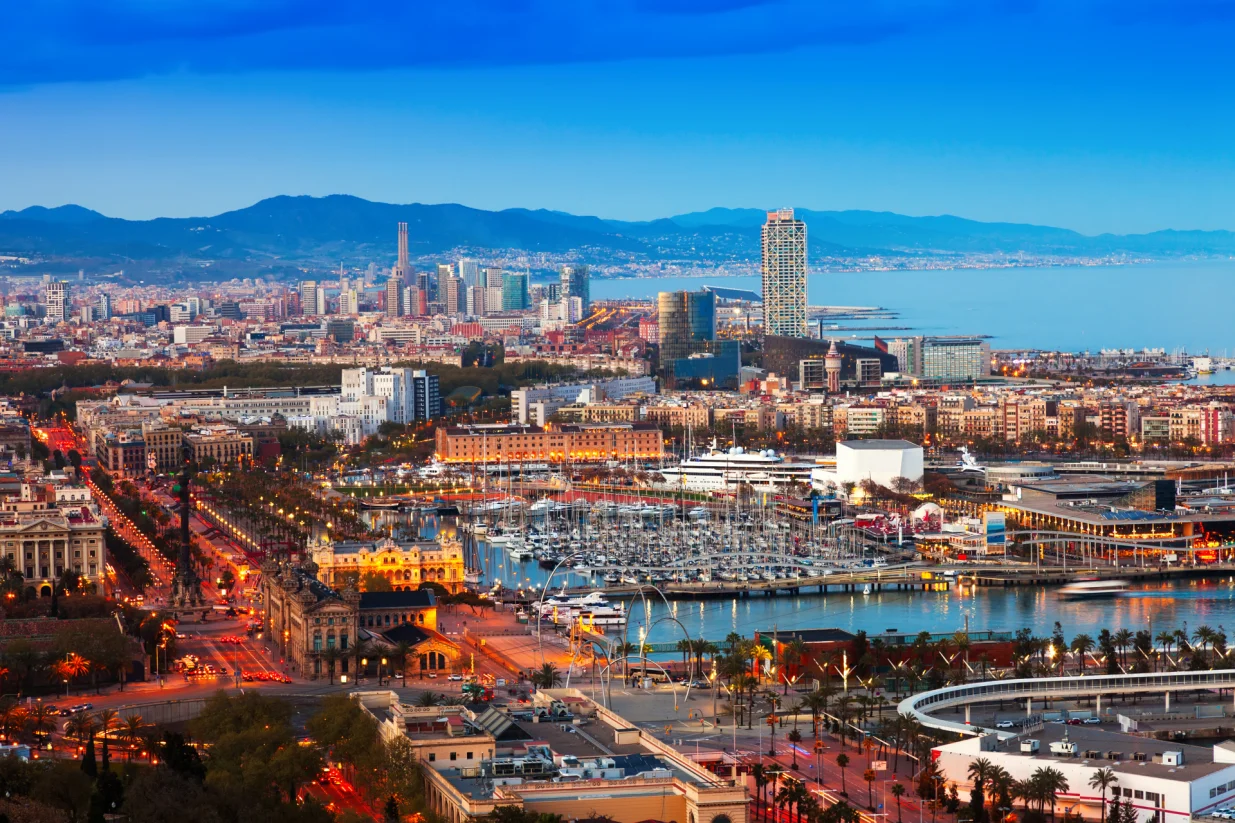 Port Vell u vrijeme zalaska sunca, gledano s Montjuica, Barcelona./Freepik 