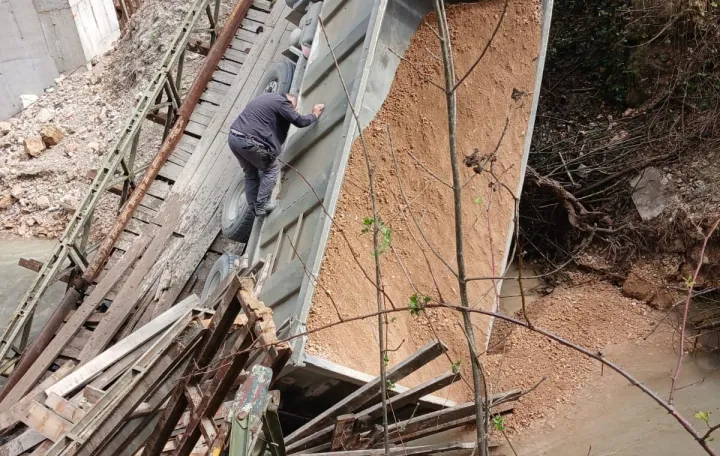 Sru&scaron;eni most na Banjici/