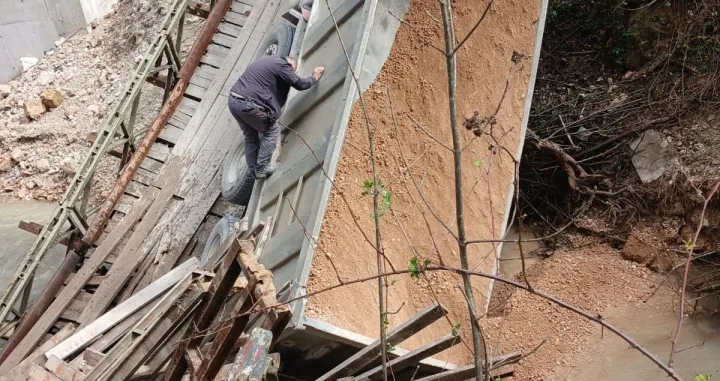 Sru&scaron;eni most na Banjici/