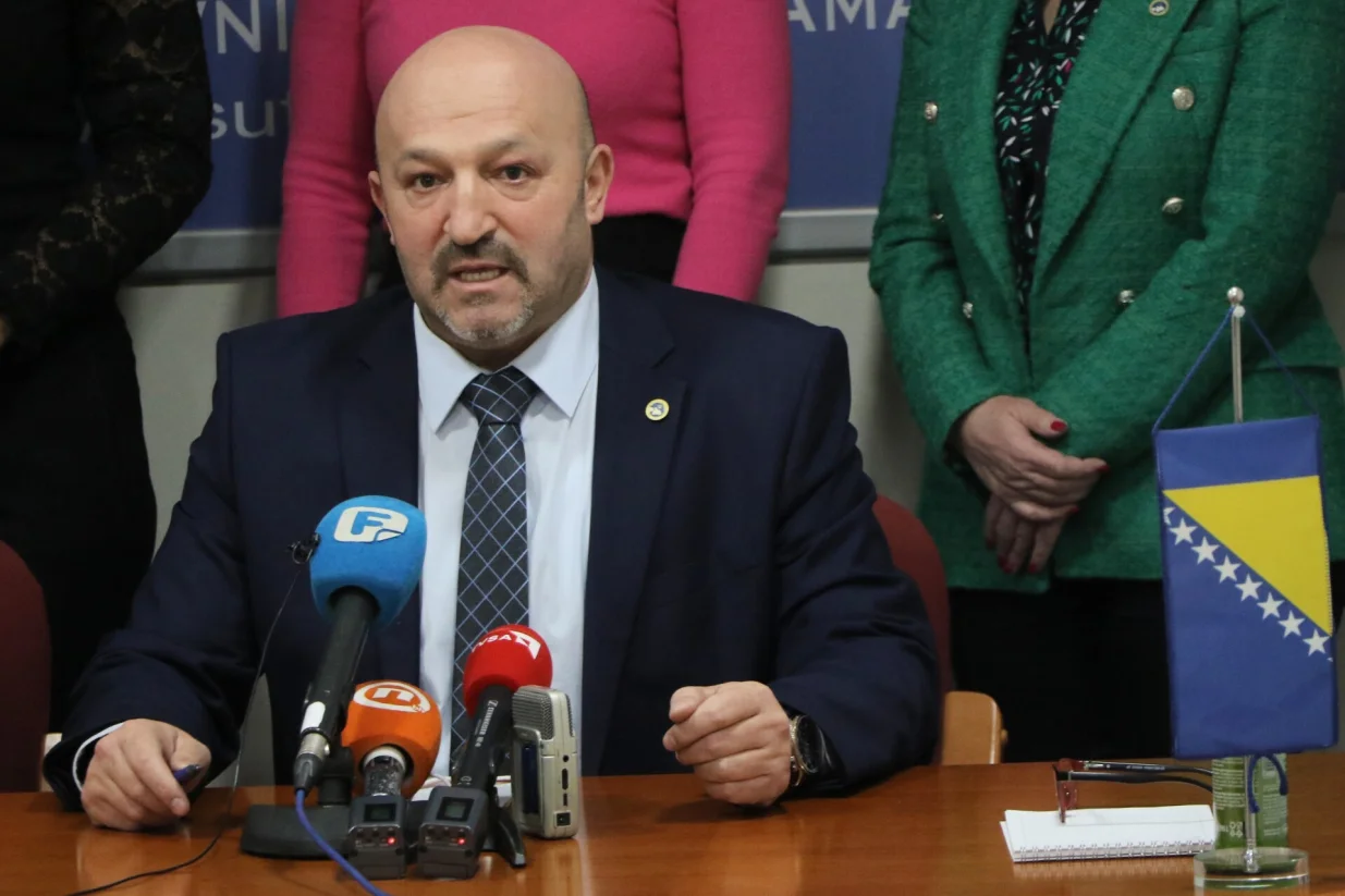 Pres-konferencija Samostalnog sindikata državnih službenika i namje&scaron;tenika u organima državne službe, sudskoj vlasti i javnim ustanovama u FBiH potpisivanje sporazuma. Samir Kurtović/Senad Gubelić