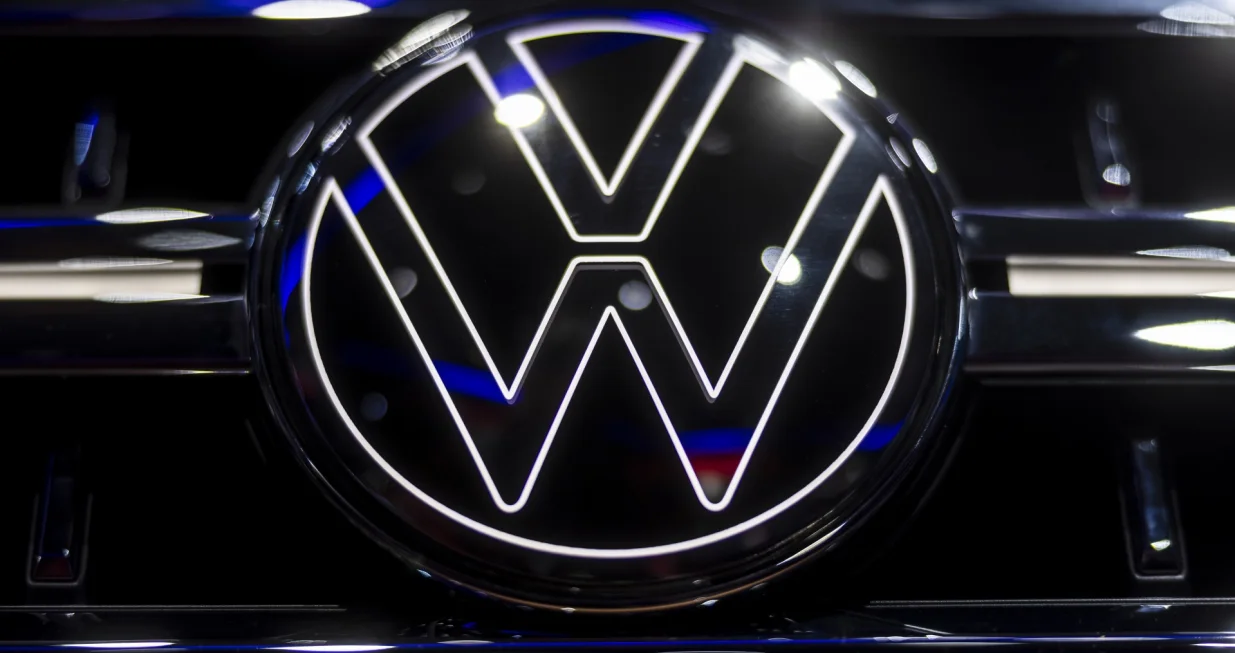 epa09144551 A glowing Volkswagen logo is seen on their electric car displayed in the Volkswagen booth during a media preview of the Auto Shanghai 2021 motor show in Shanghai, China, 19 April 2021. The 19th Shanghai international automobile industry exhibition runs from 24 to 28 April. EPA/Alex Plavevski/Alex Plavevski