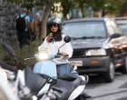 TEHERAN (AA) - Žene u Iranu kojima su odbijene dozvole za motocikle počele su koristiti motocikle za putovanje na posao, posebno u gradovima s izuzetno gustim saobraćajem poput Teherana, uprkos suočavanju s kaznama za saobraćajne prekr&scaron;aje.Iako trenutno iransko zakonodavstvo eksplicitno ne zabranjuje ženama vožnju motocikala, u praksi one ne mogu dobiti dozvole i suočavaju se s kaznama za vožnju motocikla.Pitanje izdavanja vozačkih dozvola za motocikle ženama, &scaron;to je godinama ozbiljan zahtjev u zemlji, ponovo je postalo tema posljednjih sedmica. (Fatemeh Bahrami - Anadolu Agency)/