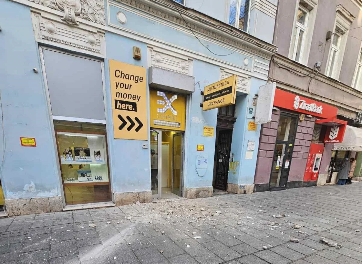 Obru&scaron;ila se fasada na Ferhadiji//