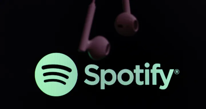epa08573690 The logo of music streaming company Spotify is pictured next to an earphone in Taipei, Taiwan, 30 July 2020. The Stockholm-based company released its second quarter revenue results on 29 July 2020. EPA/RITCHIE B. TONGO/Ritchie B. Tongo