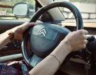 Vozačica, ruke na volanu, vožnja, automobil/Unsplash
