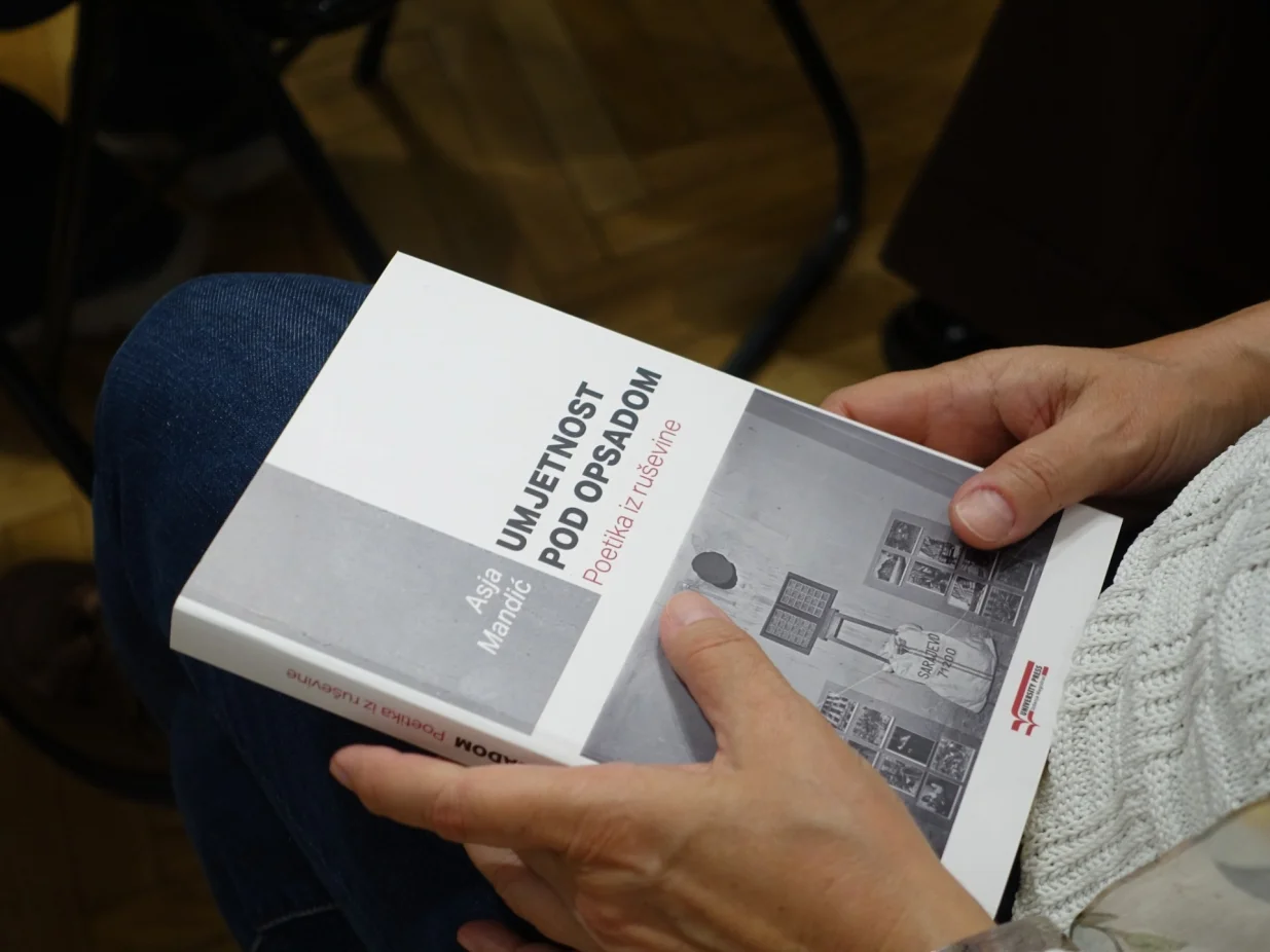 Knjiga "Umjetnost pod opsadom: Poetika iz ru&scaron;evine"/Halid Kuburović/