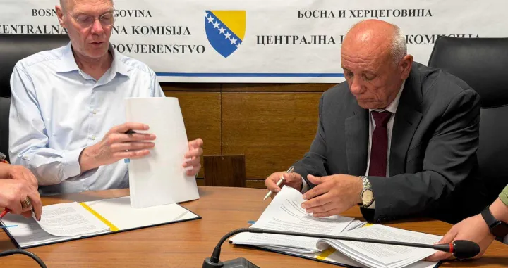 Jovan Kalaba, predsjednik CIK-a i Frans Gunink, direktor "Smartmatic BH" d. o. o., nosilac grupe ponuđača, potpisali ugovor/Cik Bih