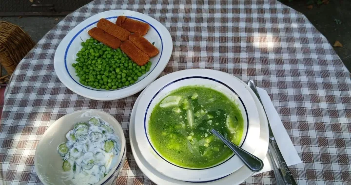 Zelena supa gra&scaron;ak i riblji &scaron;tapići i lukmira i krastavci/