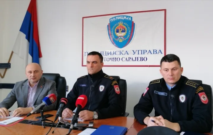 Načelnik CJB Istočno Sarajevo Branimir &Scaron;ehovac (u sredini) Neboj&scaron;a Popović, načelnik krim policije (lijevo)/
