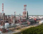 Beograd, 26. aprila 2025.-Naftna industrija Srbije (NIS) saop&scaron;tila je danas da nova posebna licenca koju je izdalo Ministarstvo finansija SAD, a kojom je stupanje na snagu sankcija u punom obimu prema toj kompaniji odloženo do 27. juna, omogućava nesmetano obavljanje operativnih aktivnosti NIS-a do tog datuma."Kompanija NIS zahvaljuje Vladi Srbije i svim ostalim domaćim i stranim institucijama koje su podržale zahtev upućen Ministarstvu finansija SAD", pi&scaron;e u saop&scaron;tenju. FOTO TANJUG/ NIS/ STOJAN VA&Scaron;EV/ nr/Nis/ Stojan Va&Scaron;ev